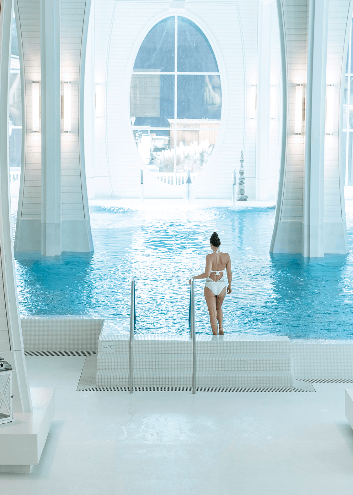 Eine Frau geht eine Treppe hinunter ins Thermalbad der Tamina Therme.